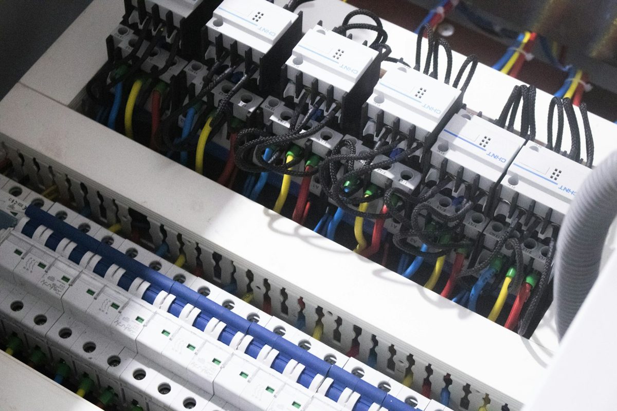Électricien vérifiant les protections d'un tableau électrique résidentiel