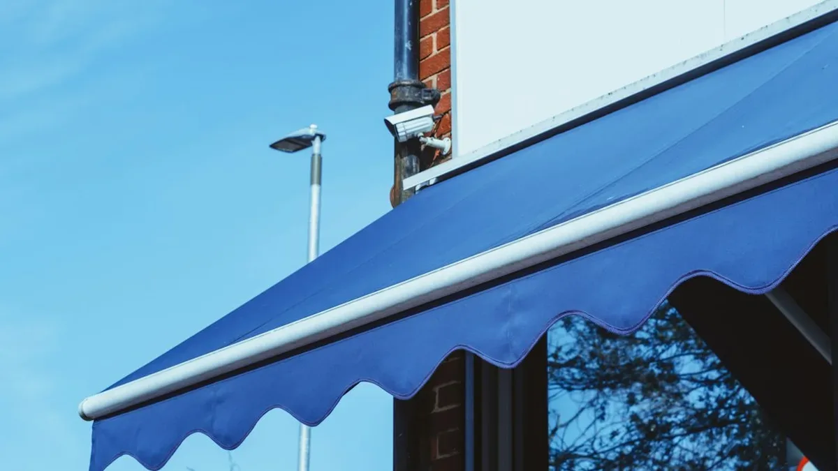 prix store banne electrique avec pose — Prix store banne électrique avec pose : ce qu'il faut prévoir